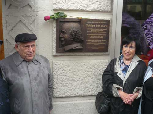 Gedenktafel Schalom Ben-Chorin mit Witwe und Sohn