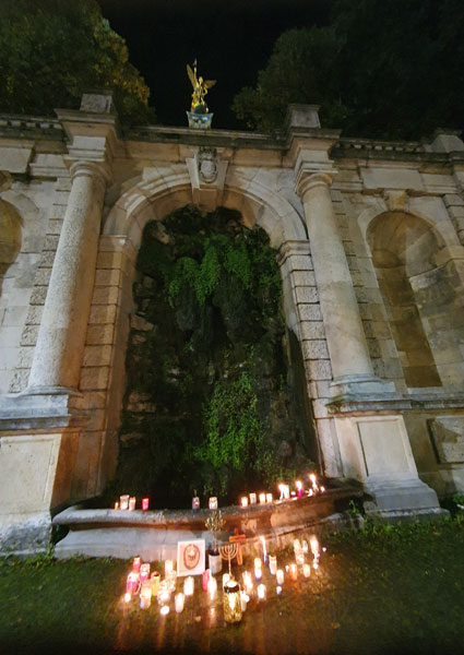 Symbole der Religionen und Friedensengel